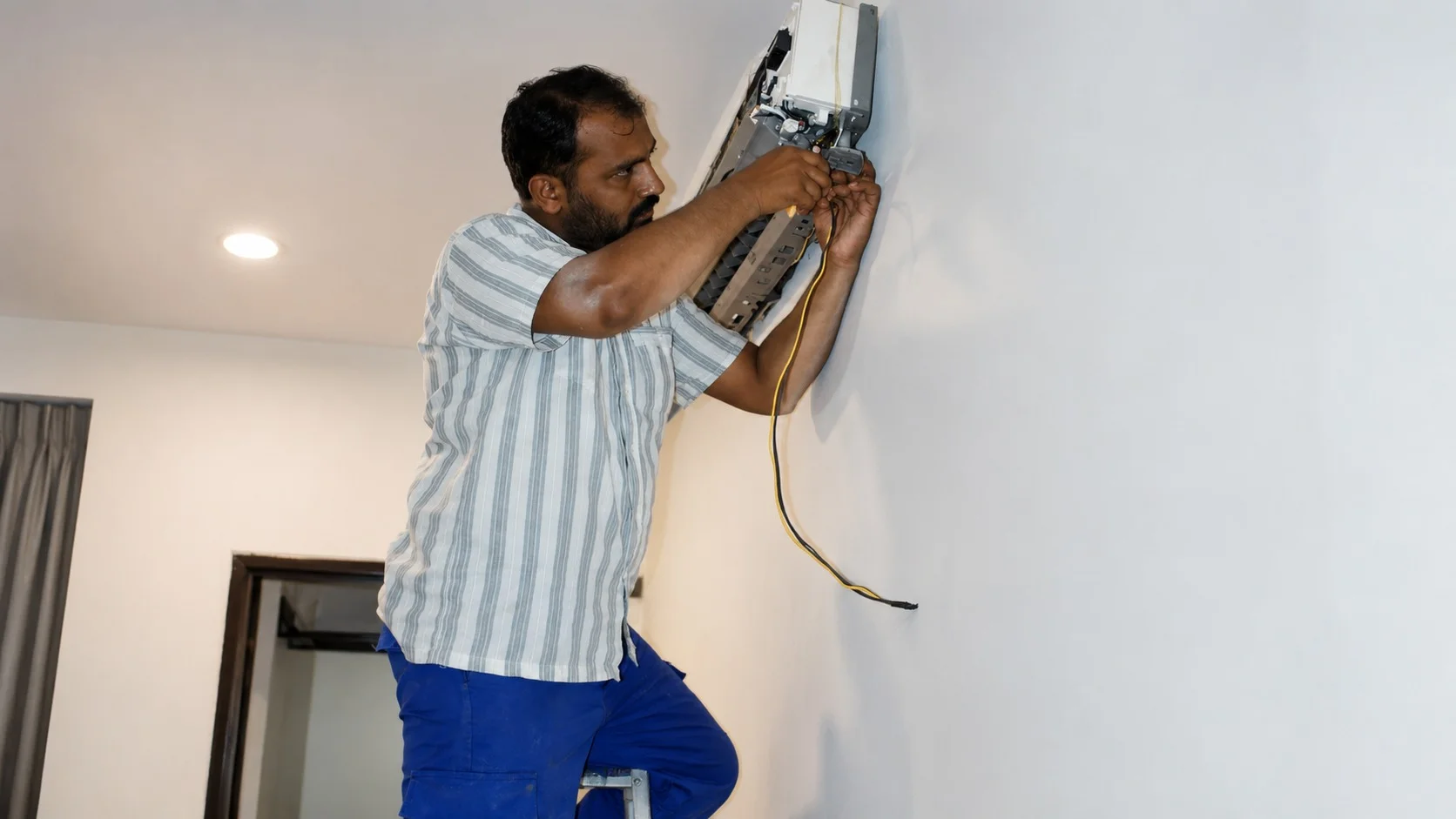 Aircond Installation indoor unit mounting